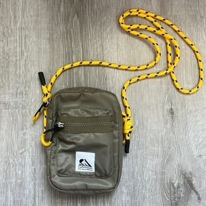 Athletic carrying pouch